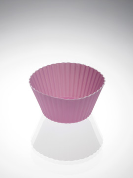 紫色纸杯蛋糕的形式孤立于白色