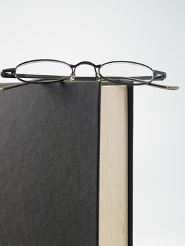一副阅读眼镜放在书的上面