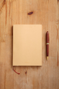 一本空白的书，旁边有钢笔