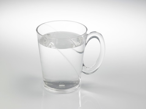 杯子里的一杯水