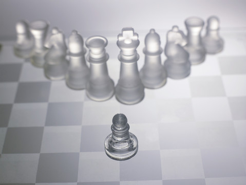 一个棋子与全套棋子对弈。