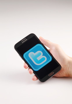 吉隆坡，马来西亚-2015年5月14日，Twitter是一种在线社交网络和微博服务，允许用户发送和阅