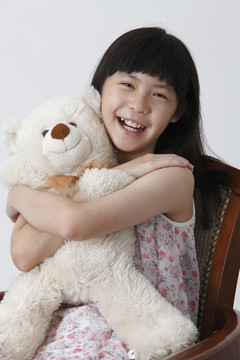 中国女孩玩玩具熊很开心