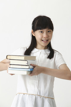 中国女孩拿着书看着相机