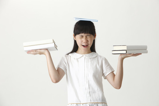 中国女孩与书的平衡