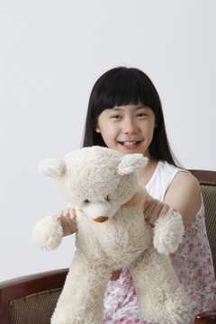 中国女孩玩玩具熊很开心