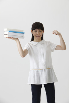 中国女孩展示一堆书