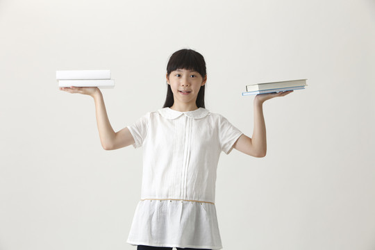 中国女孩与书的平衡