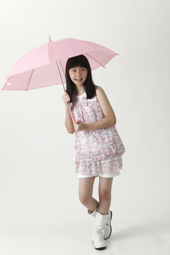 一个拿着粉红色伞的中国女孩