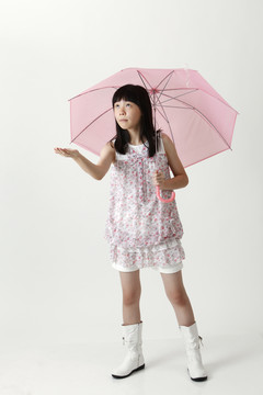 一个拿着粉红色伞的中国女孩