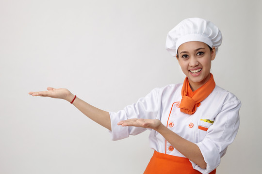 一位年轻优雅的女子，戴着帽子，打扮成厨师