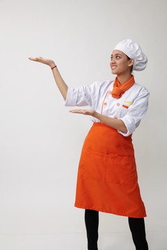 一位年轻优雅的女子，戴着帽子，打扮成厨师