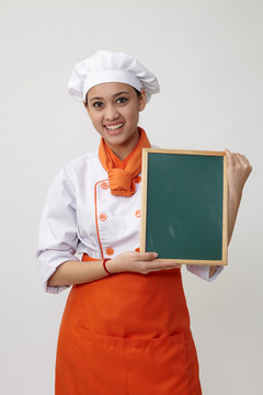 一个穿着厨师制服拿着黑板的印度女人的肖像