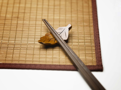 带筷子和筷子架的桌子
