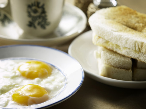 早餐，当地咖啡，吐司和鸡蛋