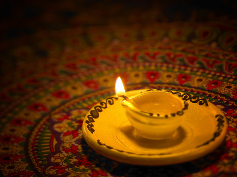 传统印度油灯，带花纹地板