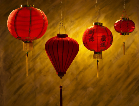 不同形状的中国灯笼排成一排