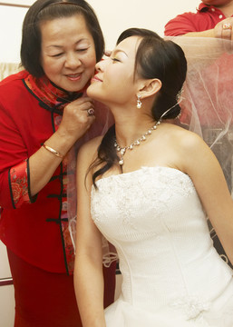 新娘在婚礼当天亲吻母亲