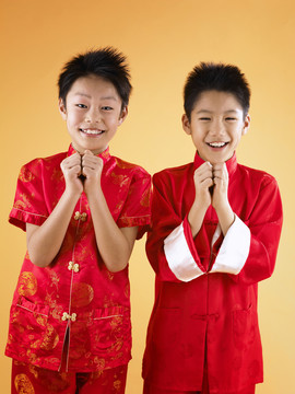 男孩们为中国新年祝福
