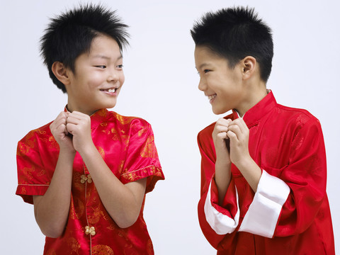 两个男孩为中国新年祝福
