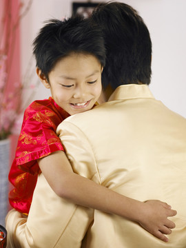 春节期间父亲拥抱儿子