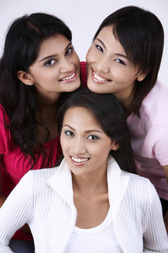 三个女朋友站在一起的特写镜头
