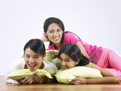 3名年轻女子在客厅抱枕