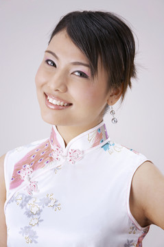 中国年轻女性传统服饰特写