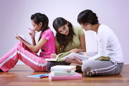3个年轻女子一起读书和做作业