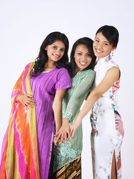 马来、中国和印度的女孩手拉手