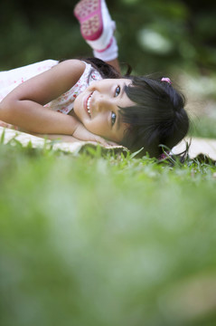 躺在草地上的女孩的特写镜头