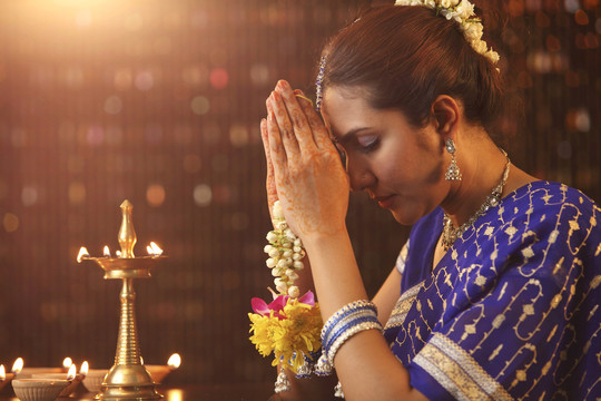 印度妇女向光祈祷