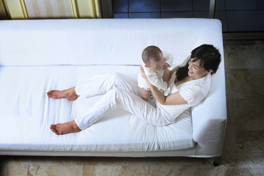 白色沙发上母亲和婴儿的顶视图