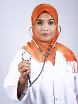 马来医生展示听诊器