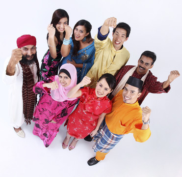 一群多种族的人举着胳膊对着镜头摆姿势，马来西亚博莱