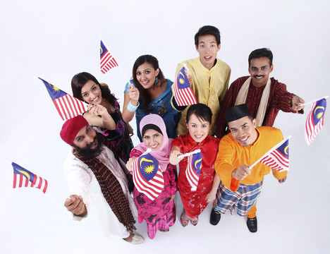手持马来西亚国旗的男女团体