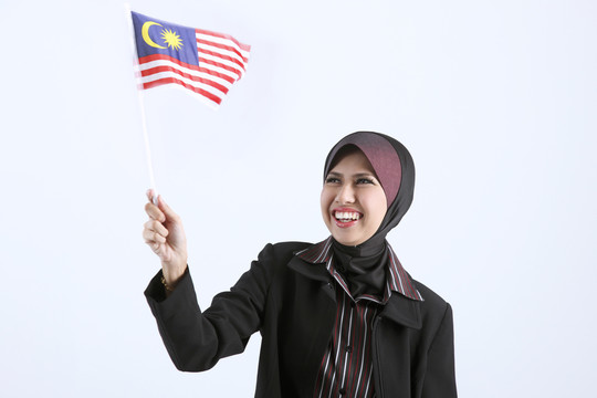 手持马来西亚国旗的年轻女子
