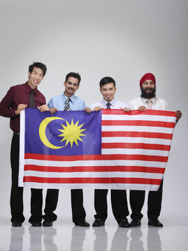不同文化的人举着马来西亚国旗