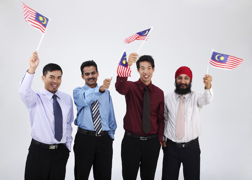挥舞马来西亚国旗的人