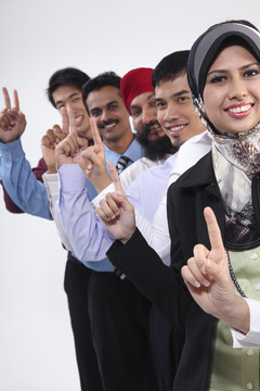 多种族男女用一个马来西亚手势
