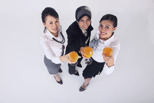 三个女人拿着一杯橙汁的顶视图