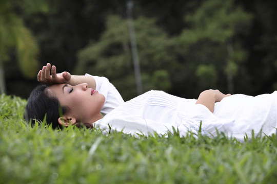 年轻女子躺在公园里