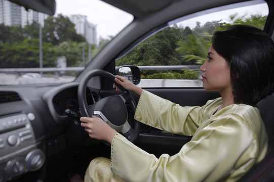 女人开车，专注于前面的路