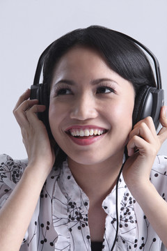戴着耳机欣赏音乐的年轻女子