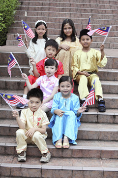 一群手持马来西亚国旗的多种族儿童