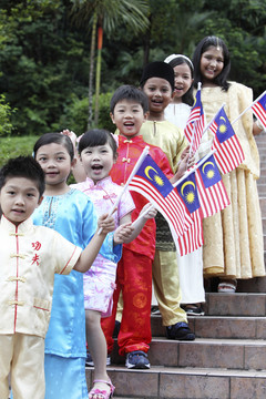 孩子们举着马来西亚国旗站成一排