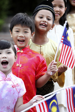 手持马来西亚国旗的多种族儿童特写镜头