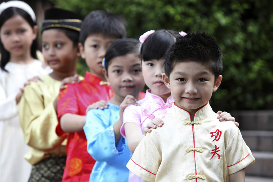 一群穿着传统服装的孩子排成一排