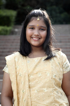 印度女孩对着镜头微笑的画像