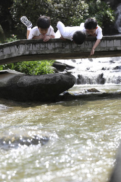 三个孩子在桥头玩耍